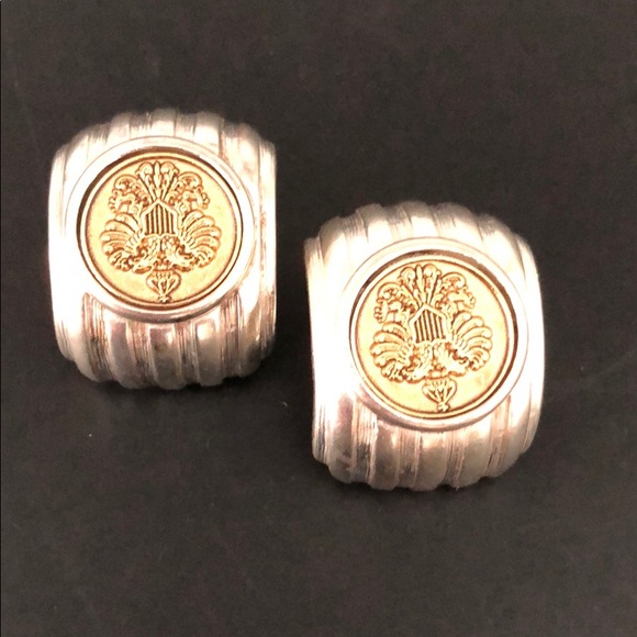 VINTAGE SILVERTONE & GOLDTONE CREST COIN EARRINGS - Picture 9 of 16
